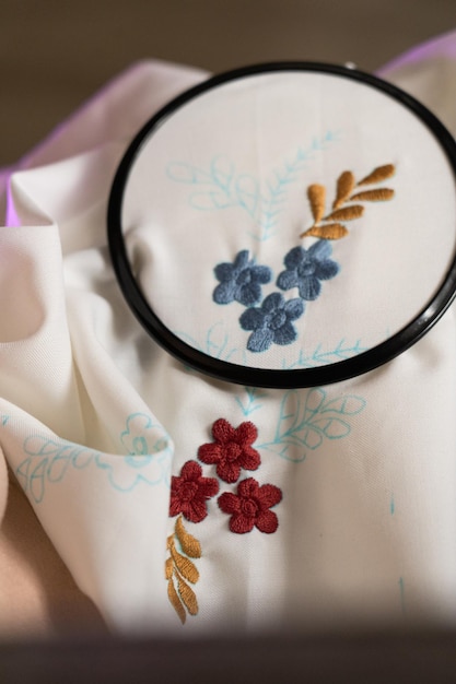 Ręcznie haftowana tkanina z motywem kwiatowym